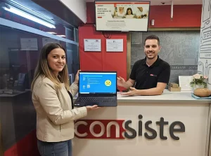 Una chica nos trae a la tienda de la Ciudad Comercial Las Lomas de Boadilla un ordenador portatil con un Pantallazo Azul