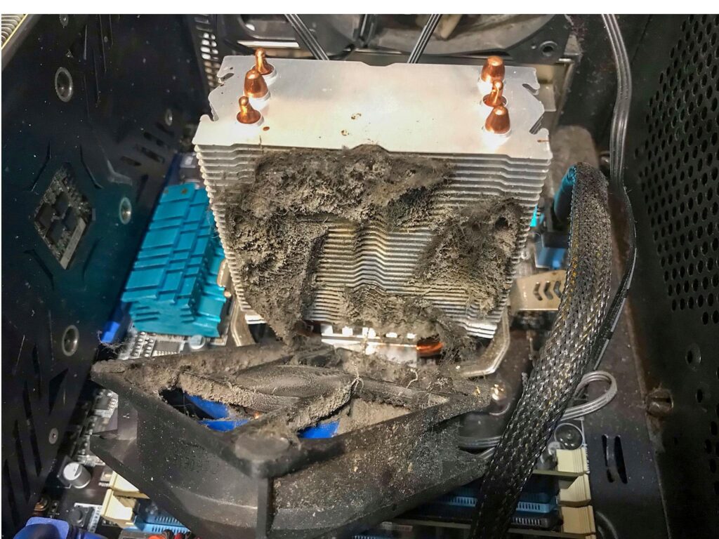 El disipador y el ventilador de un ordenador de sobremesa están totalmente cubiertos de polvo impidiendo que disipe el calor del procesador