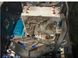 El disipador y el ventilador de un ordenador de sobremesa están totalmente cubiertos de polvo impidiendo que disipe el calor del procesador