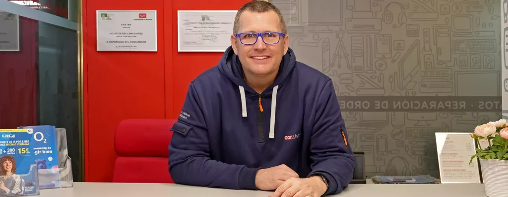 Jaime, el fundador y dueño de Consiste Informática en el mostrador del servicio de reparación de ordenadores en Boadilla del Monte