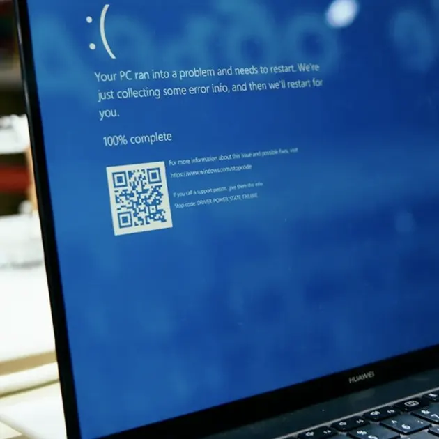 Un portatil con un error de Windows en la pantalla